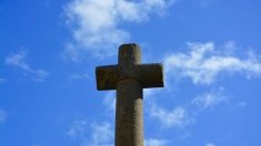 Deux croix catholiques sciées puis jetées dans le vide dans les montagnes des Pyrénées