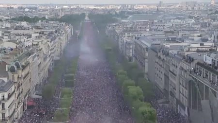 Plusieurs centaines de milliers de personnes sur les Champs-Élysées