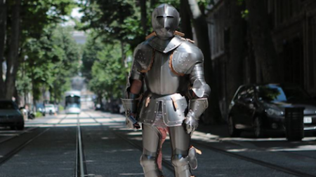 L’artiste performeur AbrahamPoincheval, chevalier errant, en armure sur les routes bretonnes