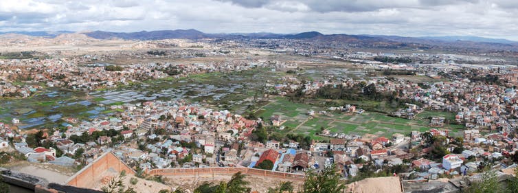 
Antananarivo, capitale économique et politique de Madagascar, est particulièrement touchée par la précarité : 75 % des habitants vivent sous le seuil de pauvreté national. (Matt Biddulph/Flickr, CC BY-SA)