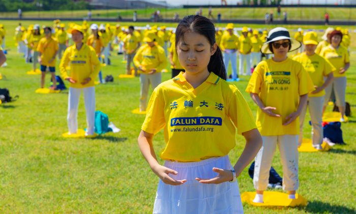 Les pratiquants de Falun Gong présentent les exercices de leur discipline à Washington le 19 juillet 2018. (Mark Zou/Epoch Times)