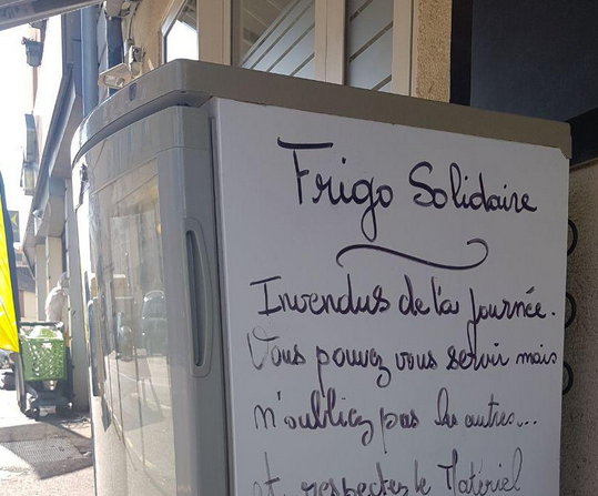 Le "frigo solidaire" de la rôtisserie Mauvendière à Limoges.(Capture d’écran Tweeter@BeaudoinSo)

