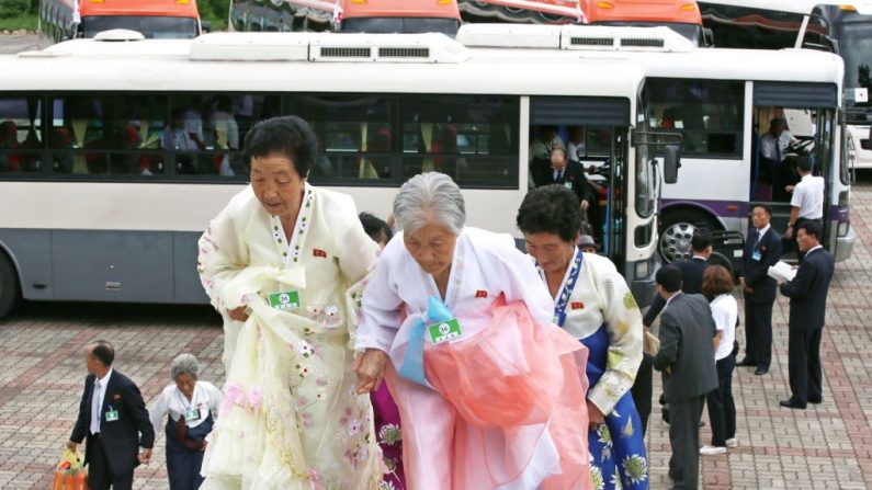 Le 21 août 2018, des Nord-Coréens arrivent dans un hôtel pour rencontrer leurs proches sud-coréens lors d'une réunion de familles au complexe de Mount Kumgang, sur la côte sud-est du nord. Des larmes et des cris, des dizaines de personnes âgées. Photo KOREA POOL / AFP) OUT/Getty Images.