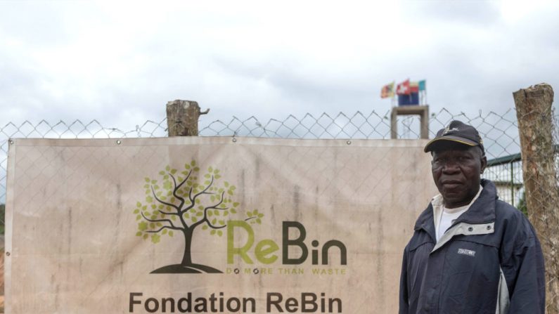 Hounkpe Nicolas, un agent de la compagnie béninoise d'électricité et d'eau de la SBEE, est photographié sur le terrain de la Fondation Bénin Rein, le 8 août 2018 à Toffo. Photo : YANICK FOLLY / AFP / Getty Images.