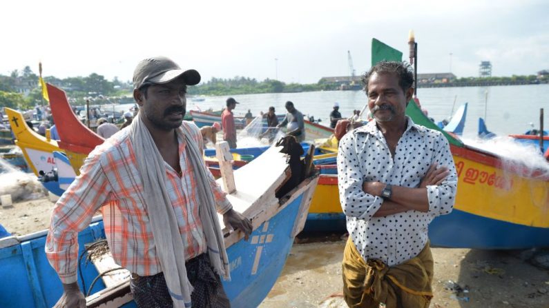 Michael Solomon, 56 ans, et Manoj Francis, 40 ans, pêcheurs de Kollam ont participé aux récentes opérations de sauvetage lors des inondations qui ont dévasté l’Etat du Kerala, au sud de l’Inde. Photo MANJUNATH KIRAN / AFP / Getty Images.