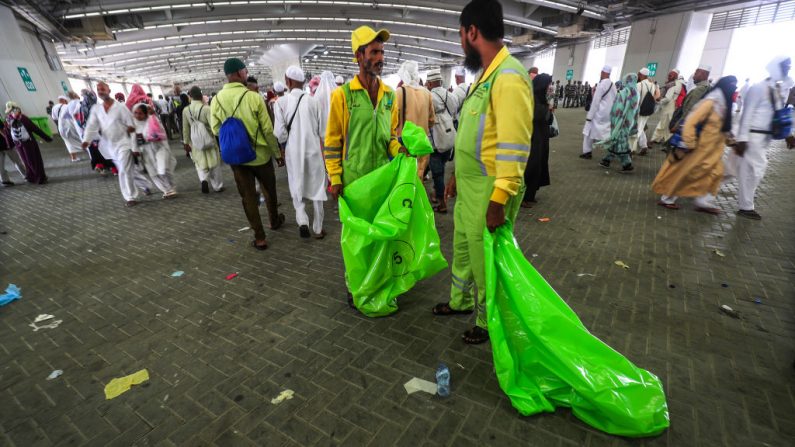 Les travailleurs de l’assainissement ramassent les déchets lors du pèlerinage annuel du Hajj dans la ville sainte de La Mecque, le 22 août 2018. Photo : AHMAD AL-RUBAYE / AFP / Getty Images.