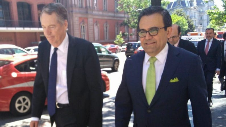 Le ministre mexicain de l'Économie, Ildefonso Guajardo et le représentant américain au commerce, Robert Lighthizer, quittent le bureau du représentant américain après une journée de réunions sur le traité de l'ALENA, le 23 août 2018 à Washington. Photo ALINA DIESTE / AFP / Getty Images.
