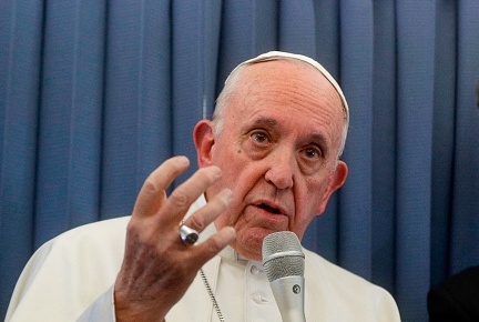 Le Pape François dans l'avion a son retour d'Irlande à Rome.      (Photo : GREGORIO BORGIA/AFP/Getty Images)