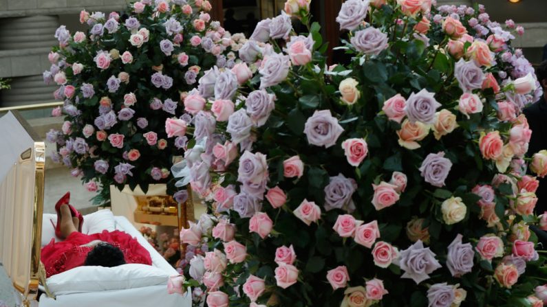 Le corps d'Aretha Franklin repose au musée d'histoire afro-américaine de Charles H. Wright le 28 août 2018 à Detroit, Michigan. Afin que son public lui donne son respect. Ses funérailles auront lieu le 31 août au temple Grace. Photo de Paul Sancya-Pool / Getty Images.