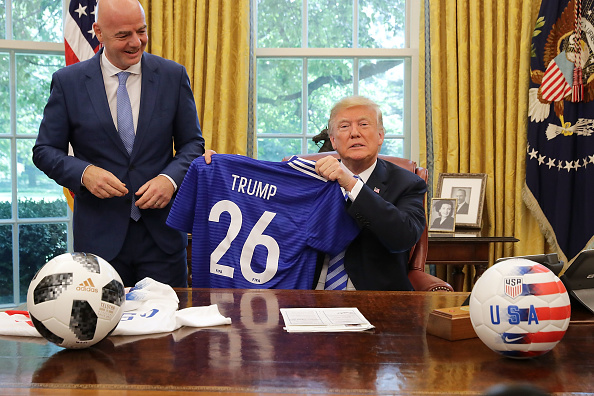 Le président de la Fifa, Gianni Infantino a offert à Donald Trump deux maillots portant son nom et les numéros 26 (en référence à 2026) et 45 (M. Trump est le 45e président des Etats-Unis) le 28 août 2018. (Photo : Chip Somodevilla/Getty Images)