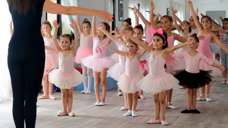 Un professeur de danse russe donne des cours de ballet aux filles du centre culturel russo-libanais de la ville d’Aley, à l’est de Beyrouth, le 5 juillet 2018. Photo JOSEPH EID / AFP / Getty Images.