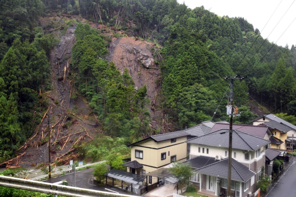 Cette photo montre un glissement de terrain contre un groupe de maisons après les fortes pluies provoquées par un typhon. L’agence météorologique japonaise a émis son alerte. Photo: JIJI PRESS / AFP / Getty Images.