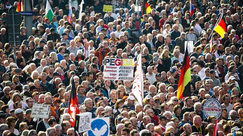 Les partisans du mouvement Pegida fêtent leur deuxième année d'existence à Dresde, dans l'est de l'Allemagne. Photo OLIVER KILLIG / AFP / Getty Images.