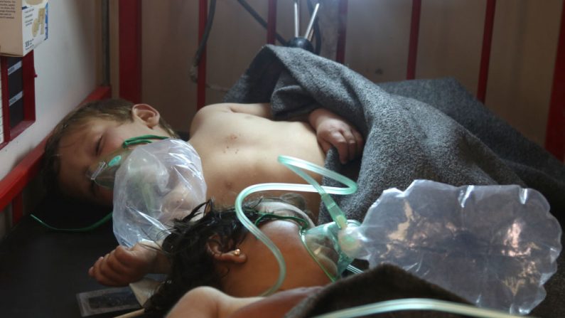 L'Observatoire syrien des droits de l'homme a déclaré que les personnes tuées dans la ville de Khan Sheikhun, dans la province d'Idlib, étaient mortes des effets du gaz, ajoutant que des dizaines d'autres souffraient de problèmes respiratoires et d'autres symptômes. Photo MOHAMED AL-BAKOUR / AFP / Getty Images.