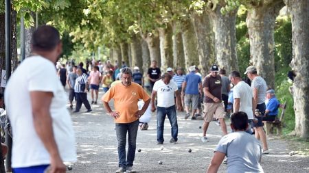 Aveyron : le maire interdit la pétanque la nuit pour éviter de mettre des boules Quiès