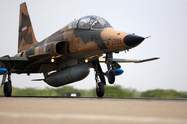 Un avion de chasse iranien F-5 atterrit à Chabahar, au sud de l’Iran. Photo: EBRAHIM NOROUZI / AFP / Getty Images.