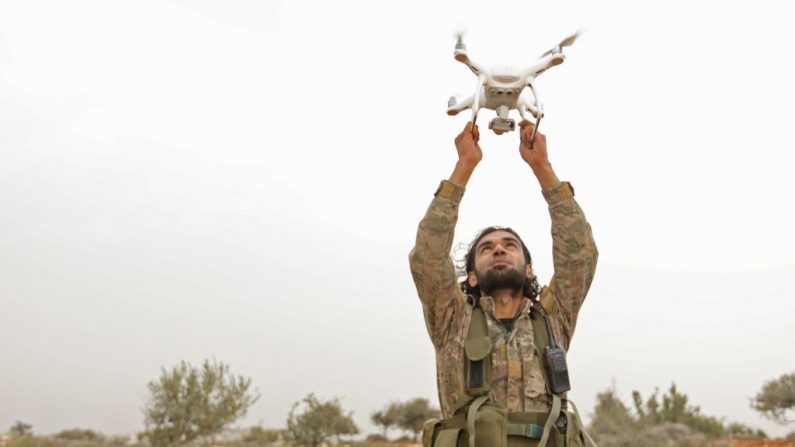 Un combattant rebelle syrien, utilise un drone à un point de contrôle près du village syrien de Qilah, au sud-ouest de la région d'Afrin, près de la frontière turque. Photo OMAR HAJ KADOUR / AFP / Getty Images.