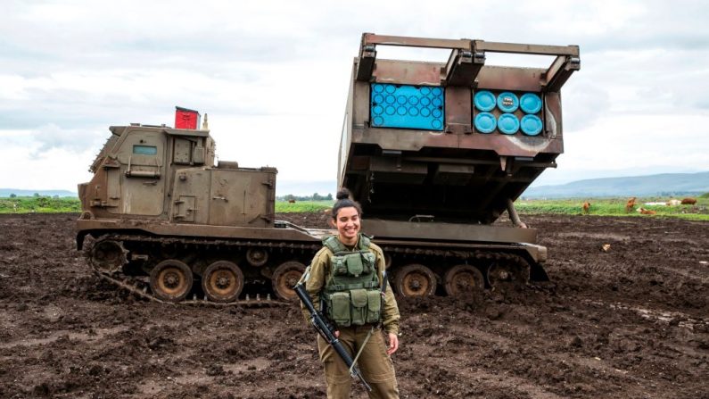Le 26 février 2018, le sergent de l'armée israélienne Amit Malekin, 19 ans, commandant d'un lance-roquettes mobile, pose pour une photo sur le plateau du Golan annexé par Israël près de la frontière entre Israël et la Syrie. PHOTO / JACK GUEZ JACK GUEZ / AFP / Getty Images.