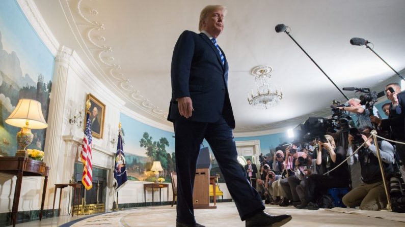 Le président américain Donald Trump part après avoir annoncé sa décision concernant l'accord nucléaire avec l'Iran lors d'un discours prononcé le 8 mai 2018 dans la salle de réception diplomatique de la Maison Blanche à Washington. Photo : SAUL LOEB / AFP / Getty Images.