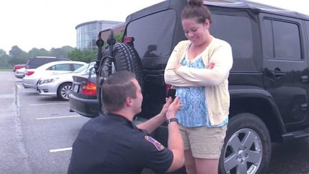 La demande en mariage surprise du policier inquiète sa petite amie, car elle commence par un canular