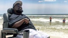 Les rêves se réalisent : un homme atteint de paralysie cérébrale pleure quand il voit l’océan pour la première fois