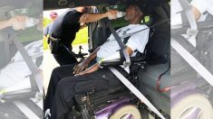 Des étrangers et des policiers aident une femme et son mari quadriplégique après la panne de leur camionnette dans la chaleur