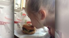 Une fillette autiste a évité une éventuelle crise de colère après que la serveuse réponde à sa demande de cheeseburger « brisé »