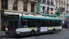 Paris : un cycliste poignarde un passager à la gorge dans un bus avant de s’enfuir à vélo
