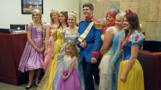 Les gens dans la salle d’audience habillés en princes et princesses de Disney pour l’adoption d’une enfant de 5 ans
