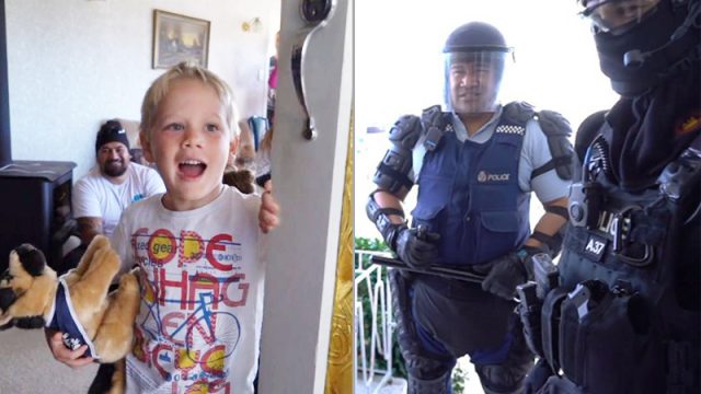 Un garçon compose le numéro de la ligne d'urgence pour inviter des policiers à son anniversaire et les hommes en bleu répondent à l’appel