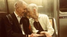 « Tellement amoureux. » Un couple de personnes âgées dans le métro de New York fait fondre les cœurs après que leur photo devienne une sensation