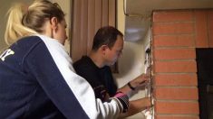 Sauvetage miraculeux : un homme démolit un mur pour sauver un minuscule chaton coincé dans la cheminée depuis 3 jours