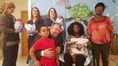 Une mère qui attend des triplés a la surprise de sa vie lorsque les médecins trouvent un 4e enfant lors de l’accouchement