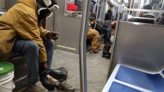 Un bonne personne s’accroupit dans le train, défait ses lacets et donne une paire de bottes de neige de 220 € à un sans-abri