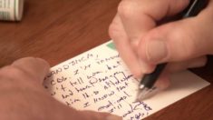 Un père qui écrit à ses enfants tous les jours dit qu’il a écrit 20 000 cartes postales en 20 ans