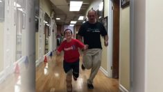Un moment émouvant : un garçon de 9 ans, sans membres, court pour la première fois avec ses nouvelles prothèses