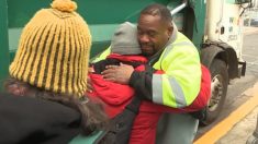 Un éboueur entreprend une mission d’aide aux sans-abri après avoir repéré une famille de 4 personnes derrière une benne à ordures