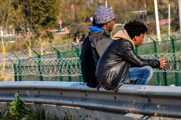 Des migrants dans les environs de Calais. Photo d'illustration. Crédit : PHILIPPE HUGUEN/AFP/Getty Images