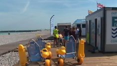 « Tous à l’eau » : la baignade en fauteuil roulant à Dieppe, c’est possible !