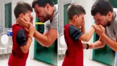 Un garçon sourd pleure de joie en entendant la voix de son père pour la première fois après la réparation de son appareil auditif