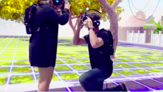 Un homme utilise la réalité virtuelle pour poser la question à sa petite amie