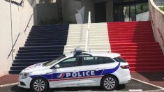 Grasse : l’escalier de l’hôtel de police arbore désormais les couleurs du drapeau français