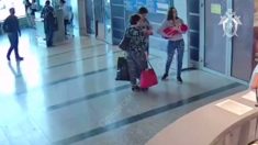 Le moment où une femme laisse son bébé à de parfaites inconnues dans un aéroport russe