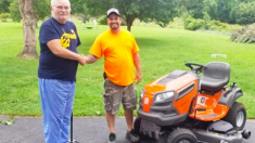 Un gentleman aide un vétéran à tondre sa grande pelouse, puis recueille de l’argent pour lui acheter une nouvelle tondeuse motorisée