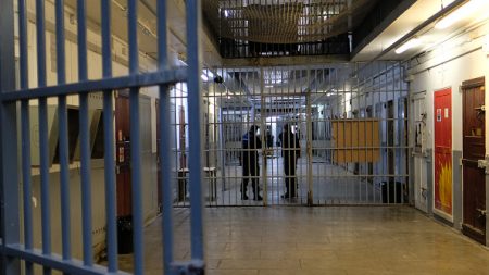 Paris : il porte 18 coups de couteau à un passant dans la rue et parvient à éviter la prison