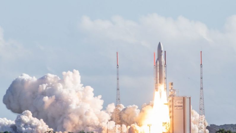 -La fusée Ariane 5, avec à son bord quatre satellites Galileo, décolle de la rampe de lancement du Centre spatial européen le 25 juillet 2018 à Kourou, en Guyane française. Photo agence européenne / AFP / Getty Images.