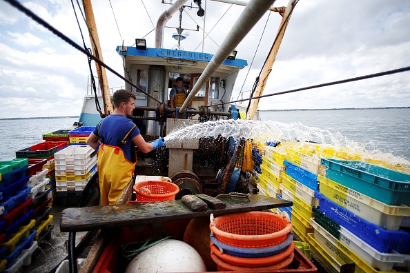 les pêcheurs français ont dû céder sur leur volonté initiale d'empêcher tous les bateaux britanniques de poursuivre leur pêche. L'accord ne concerne ainsi que les navires de plus de 15 mètres. (Photo : CHARLY TRIBALLEAU/AFP/Getty Images)