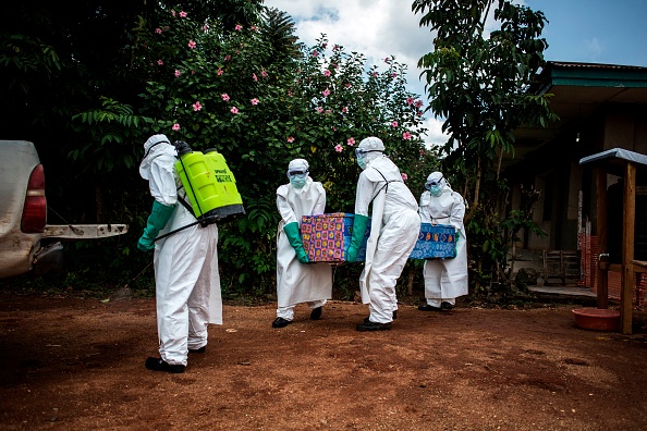 Les agents de santé emmènent le corps d'un patient atteint du virus Ebola à Mangina, près de Beni, dans la province du Nord-Kivu. Soixante et une personnes sont mortes lors de la dernière épidémie d'Ebola en République démocratique du Congo (RDC), ont indiqué les autorités. Photo OHN WESSELS / AFP / Getty Images.