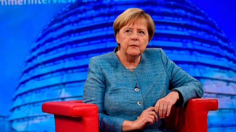 La chancelière allemande Angela Merkel, lors de son entretien d’été traditionnel dans un studio de télévision de la chaîne publique allemande ARD, a eu lieu le 26 août 2018 à Berlin. Photo TOBIAS SCHWARZ / AFP / Getty Images.