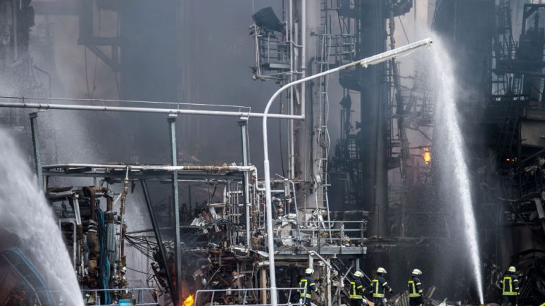 1er septembre 2018. Les sapeurs-pompiers travaillent sur le site d'une raffinerie de la société Bayernoil où une explosion a eu lieu à Vohburg. Au moins huit personnes ont été blessées et les autorités ont évacué près de 2000 résidents locaux, a indiqué la police. Photo LINO MIRGELER / AFP / Getty Images.